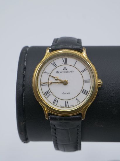 Lot montres en métal doré. Cadran circulaire....
