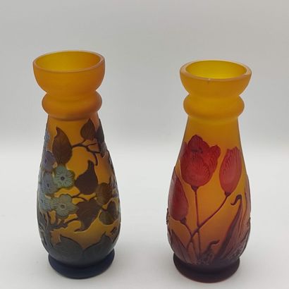 GALLE, Dans le goût de.

Deux vases de forme...