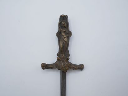 Dague de vertu.

Manche en bronze à décor...