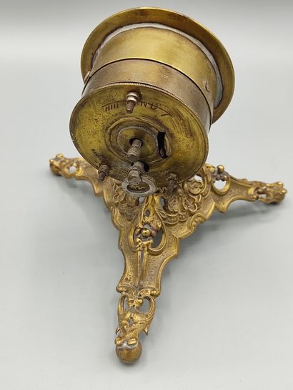 Deux petites pendulettes en laiton et métal...