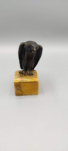 Porte-montre en bronze figurant un aigle.

Base...