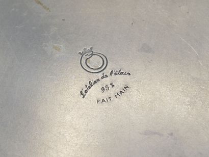 Soupière couverte reposant sur son présentoir.

Ensemble...
