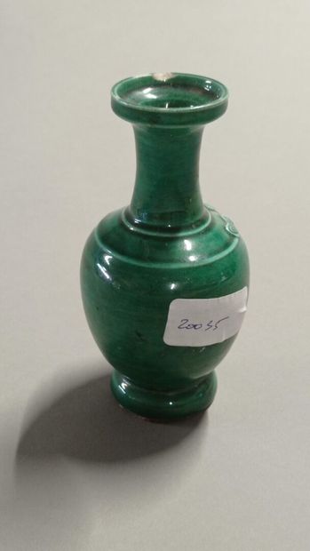 CHINE.

Petit vase en céramique verte.

Décor...