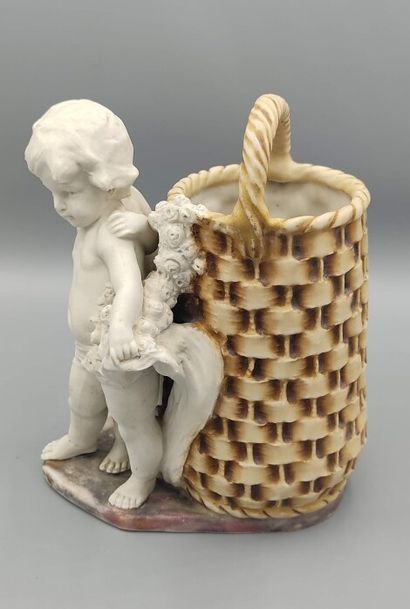 AMPHORA.

Bouquetière en biscuit et porcelaine...