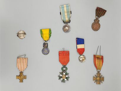 Lot de médailles militaires comprenant:

-Légion...