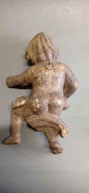 Angelot d'applique en bois sculpté.

Travail...