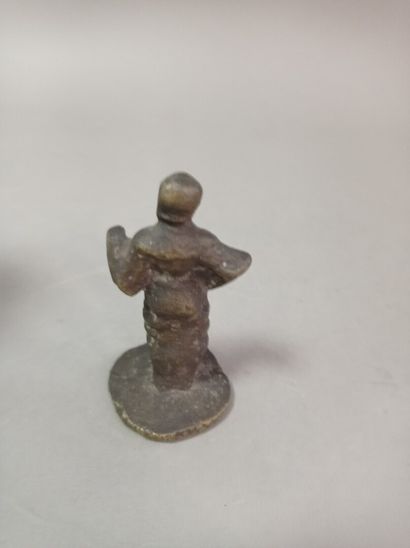Un sujet en bronze, homme en armure.

H:...