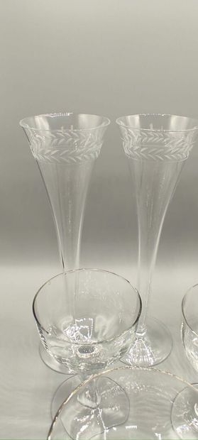 Service de verre à pieds en cristal.

Il...