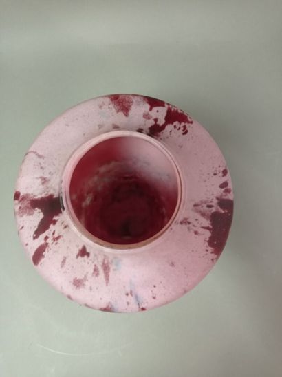 1 vase en verre marmorén rose, vers 1920.

H:...