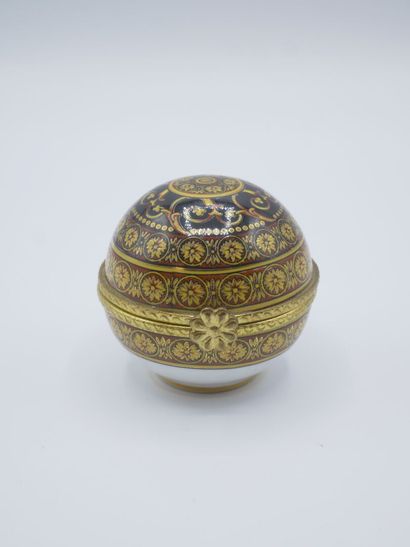 Boîte montre façon bobonnière en porcelaine...