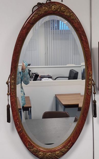 Miroir de forme oblongue patinée façon bois.

Décor...