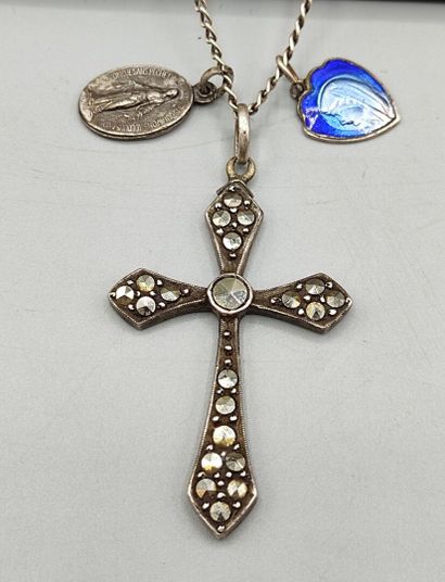 Pendentif formant croix en argent et breloques...