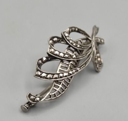 Broche en argent second titre formant un...