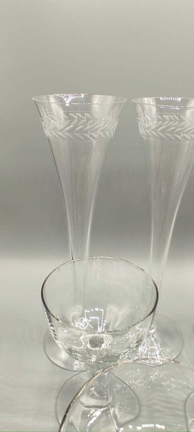 Service de verre à pieds en cristal.

Il...
