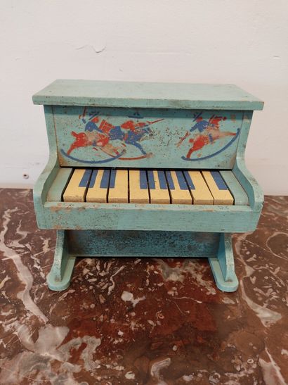 Piano de poupée en bois peint en bleu . Au...