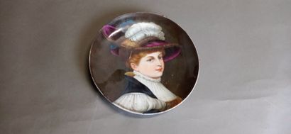 Petite coupelle en porcelaine polychrome...