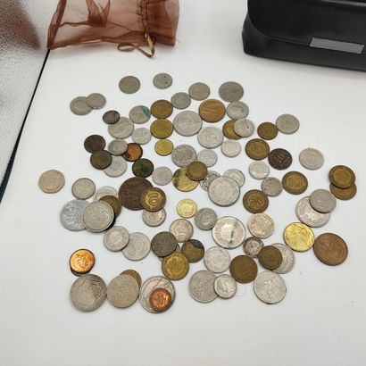 lot de pièces démonétisées et un lot de ...