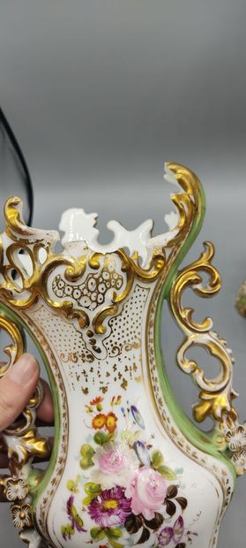 Paire de vases de forme évasée en porcelaine...