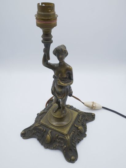 Pied de lampe en bronze figurant une femme...