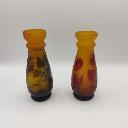 GALLE, Dans le goût de.

Deux vases de forme...
