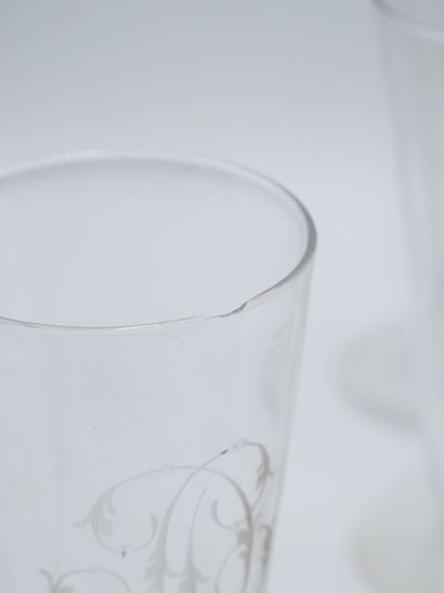 21 flutes en cristal monogrammées 