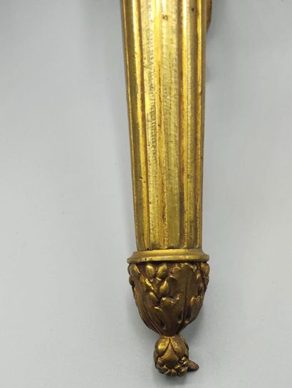 Suite de trois appliques en bronze doré et...