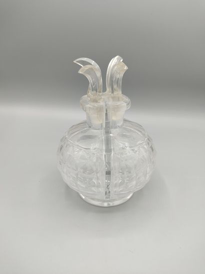 Trois flacons de parfums dont un en cristal...
