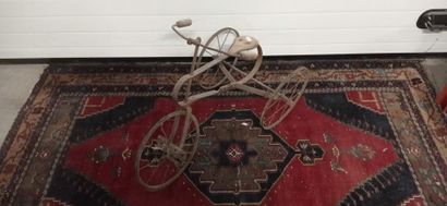 Curieux tricycle d'enfant en métal patiné.

La...