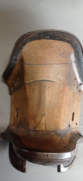 JAPON?

Curieuse selle en bois naturel. 

Pommeau...