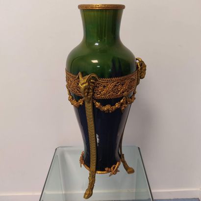 Important vase en faïence bleue et verte,...