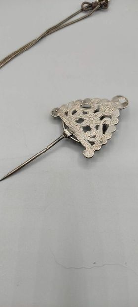 Fibule en argent? 

Poinçons illisibles.

Poids:...