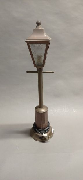 Lampadaire en cuivre et laiton monté en lampe.

Vers...