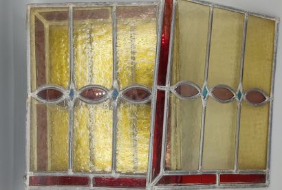 19 vitraux polychromes à motif géométrique.

Fin...