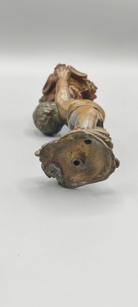 Deux éléments décoratifs figurant des angelots.

L'un...