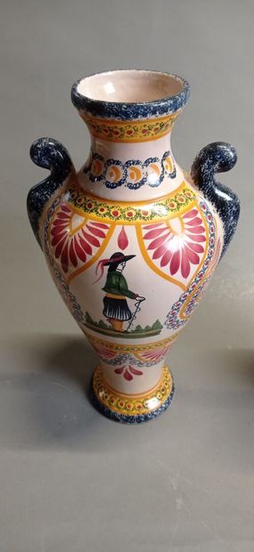 Henriot QUIMPER.

Paire de vases en faïence...