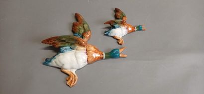 Deux sujets en faience polychrome.

