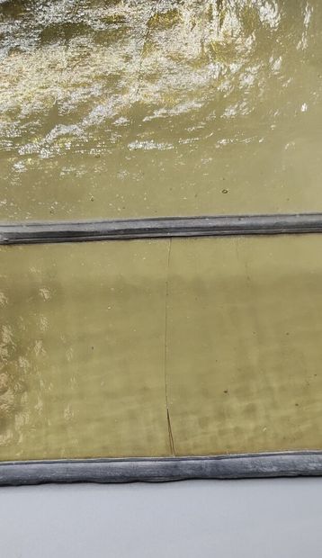 19 vitraux polychromes à motif géométrique.

Fin...