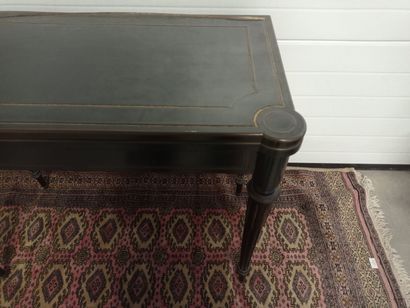 Table à jeu en bois noirci.

Plateau en portefeuille.

Epoque...