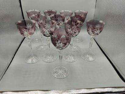 12 verres à pieds en cristal taillé de couleur...