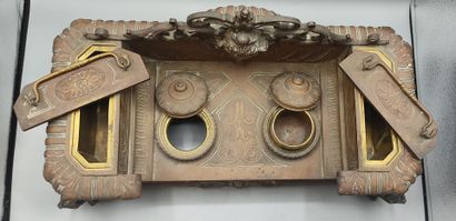 Encrier en bronze patiné à décor d'une tête...