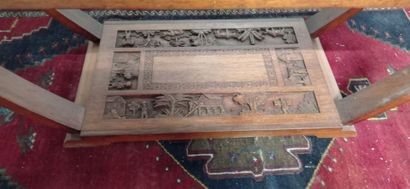 Table-basse en bois naturel.

Le plateau...