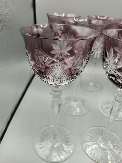 12 verres à pieds en cristal taillé de couleur...