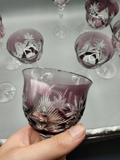 12 verres à pieds en cristal taillé de couleur...