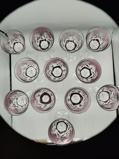 12 verres à pieds en cristal taillé de couleur...