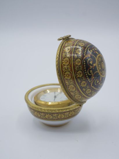 Boîte montre façon bobonnière en porcelaine...