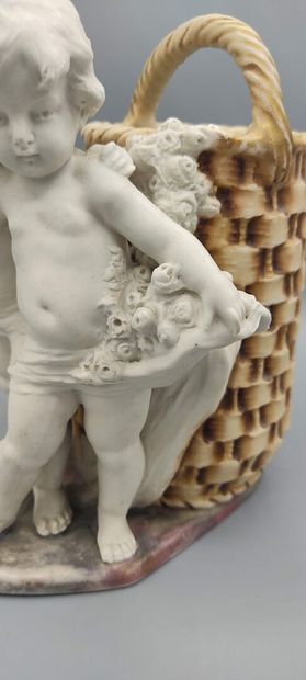 AMPHORA.

Bouquetière en biscuit et porcelaine...