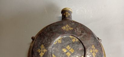 CHINE.

Curieuse gourde en métal patiné et...