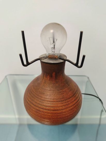 ACCOLAY.

Lampe en céramique brune. Abat...