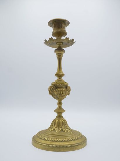 Paire de chandeliers en bronze doré et ciselé.

Fût...