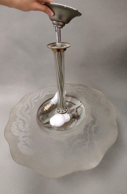 Lustre en verre et métal chromé. 

A vue:...